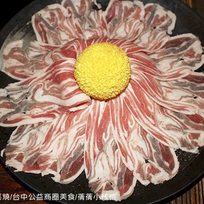 【台中公益商圈美食】八豆食府壽喜燒。盡情地大口吃肉吧！！甘醇不膩口的關西日式正統風味，各種高優質的肉品、新鮮蔬菜、飲品、冰淇淋...無限量供應，就是要吃.到.飽！