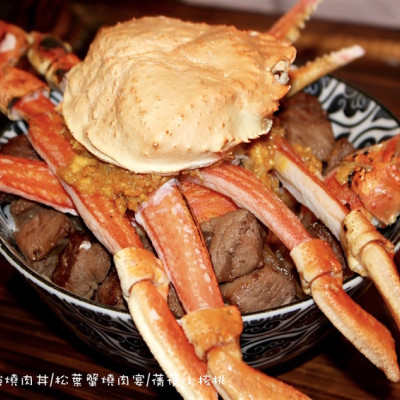 【台中秀泰美食】開丼燒肉 vs丼飯(秀泰站前店)-地表最強燒肉丼。季節限定！有著滿滿鮮甜蟹黃Ｘ蟹膏的松葉蟹燒肉丼、放上一整隻松葉蟹Ｘ角切牛排堪稱海陸最強組合的蟹飽王丼聯手出擊，每日限量20份！