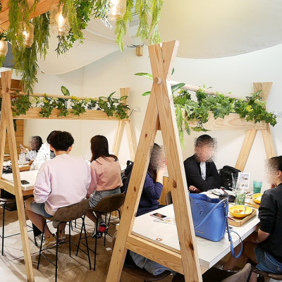 台北西門早午餐，店家野餐風木製桌椅超特別，紫薯、芋泥都好吃，還有超拔絲麻糬跟多款套餐!-Dejia得嘉野餐廚房